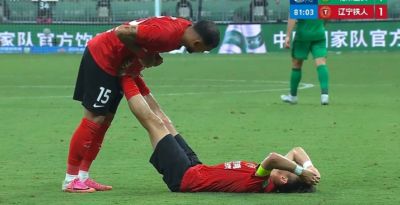 邦本宜裕抽筋无法坚持，被担架抬下，严鼎皓替补登场