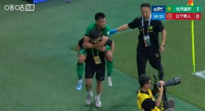 何宇鹏拦挡传中后落地疑似扭伤，被背下场