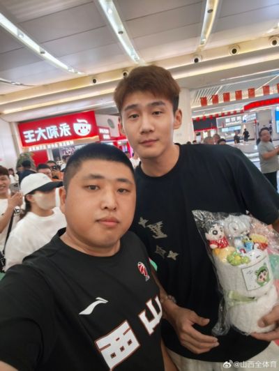 另一个王俊杰！山西新援王俊杰抵达太原 受到当地球迷热烈欢迎