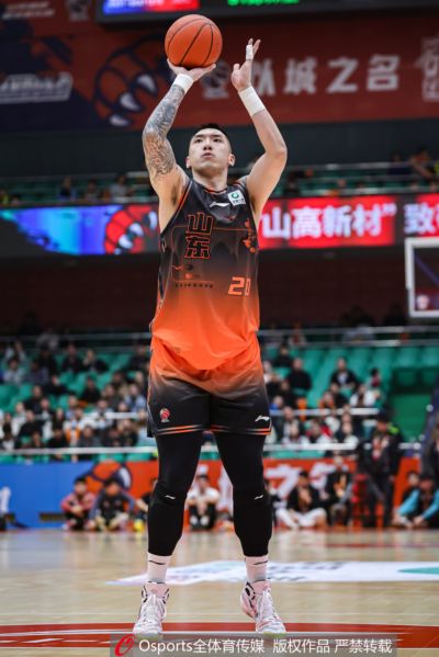 媒体人：山东以一年D类合同续约陶汉林 与高诗岩的续约还在谈判中