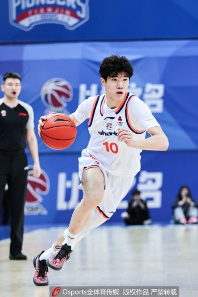 ：上海男篮三年B类合同续约偰李永炜！
