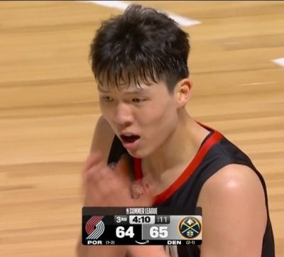 稳住！杨瀚森卡位被吹进攻犯规 防守端再送对手迎面大帽