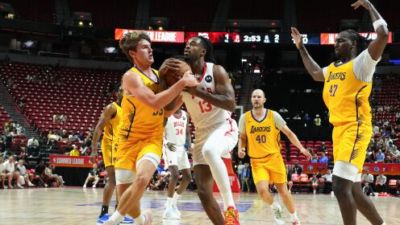 🏀夏联-湖人大胜公牛 24号秀卡尔14分 4号秀威尔逊21+8+8失误