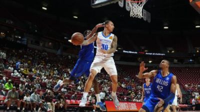 🏀夏联-独行侠击败雷霆 普拉基达斯19分 巴恩海泽21+12+5