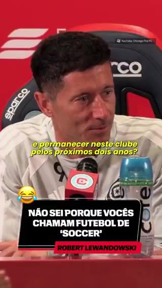 逗笑记者！莱万调侃：真搞不懂你们为啥叫soccer，明明是用脚踢的
