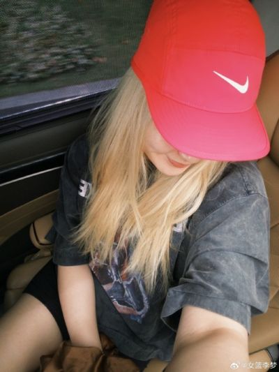 李梦社媒晒个人近照：有点热 注意防暑哦！