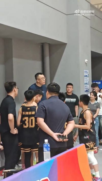 着眼未来！韩德君现身丹东少儿篮球培训机构选拔小球员