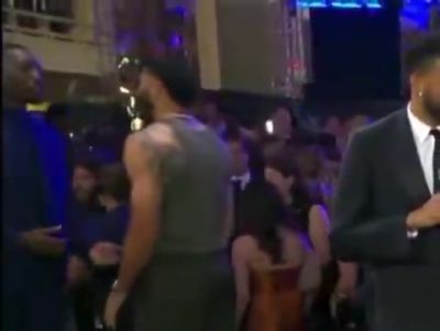 聊啥呢？阿德巴约和塔图姆聊得火热 唐斯在一旁接受采访