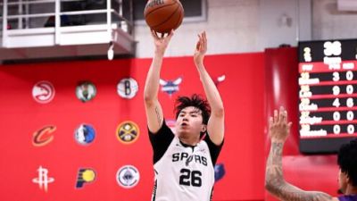 🏀夏联-李贤重生涯之夜4记三分！马刺轻取爵士 彼得森16投15分