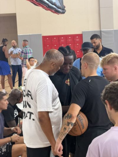 美媒：奥拉迪波在NBA夏联试训 结束后激动落泪&与球探逐一握手