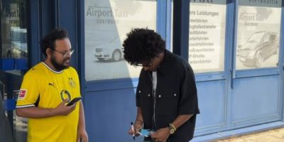 德天空晒独家视频：阿德耶米已启程前往巴萨，并与多特球迷互动