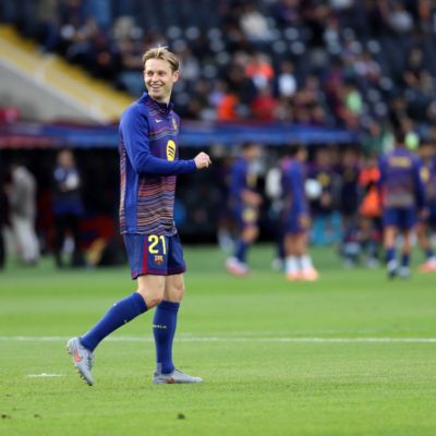 德容与巴萨的故事令人费解，他只在加盟时赢得球迷一致认可