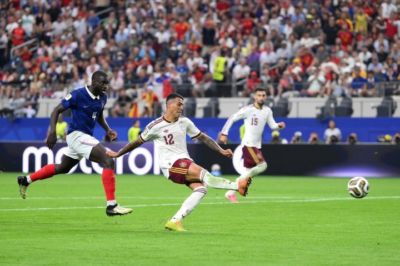 再次打穿！西班牙2-0领先法国！波罗单刀破门，奥尔莫助攻