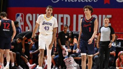 🏀夏联-爆发冲突！湖人轻取快船 24号秀卡尔23分 瓦格勒16+6+4