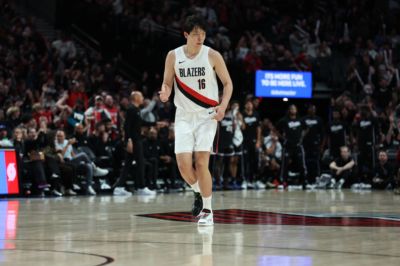 开拓者自媒体：杨瀚森勾手证明有技术 减速欧洲步能否在NBA施展？