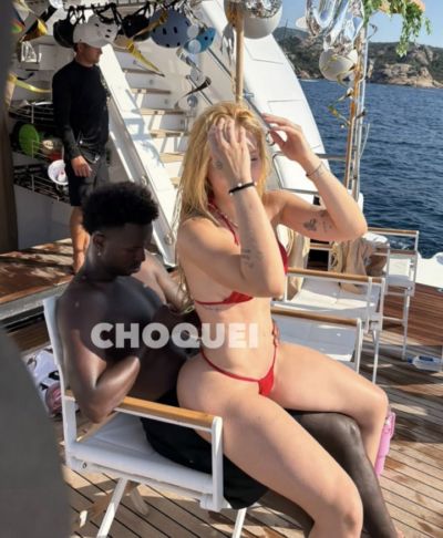 复合？巴媒：前女友社媒晒照，穿着比基尼坐在维尼修斯腿上