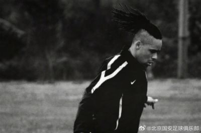 国安官方：沉痛获悉前球员马努因车祸不幸离世，向其家人致以哀悼