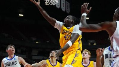 🏀夏联-湖人大胜独行侠 卡卢马34+5 卡尔伤缺 小莫雷兹10+5+4帽