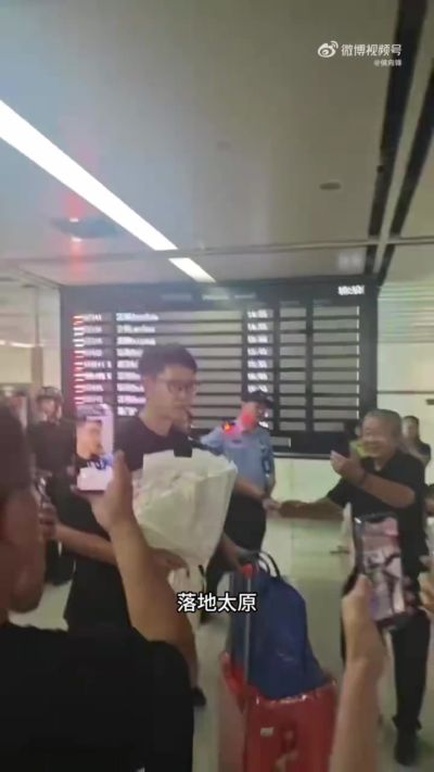 赵嘉仁抵达太原 山西男篮球迷热情接机！