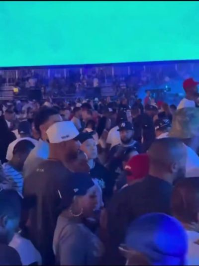 詹姆斯与塔图姆一同入场观看Jay–Z演唱会 詹姆斯向身边观众问好