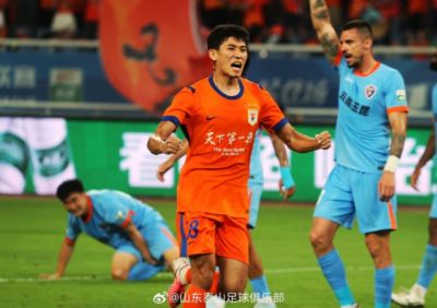 泽卡梅开二度、买乌郎和陈蒲进球，泰山泰山4-3击败云南玉昆