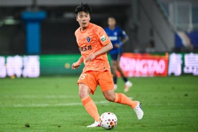 云南玉昆28岁中场张宇峰将加盟深圳新鹏城，近期官宣