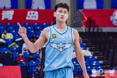 ：青岛队与王睿泽就多年续约达成一致 他上赛季场均10.6分