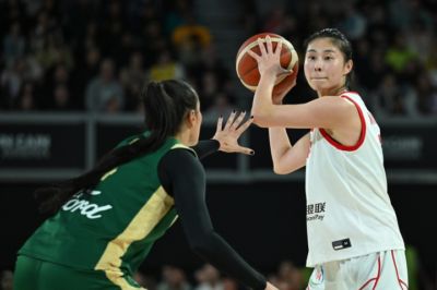王思雨：此次热身赛中国女篮表现可圈可点 年轻队员得到了锻炼