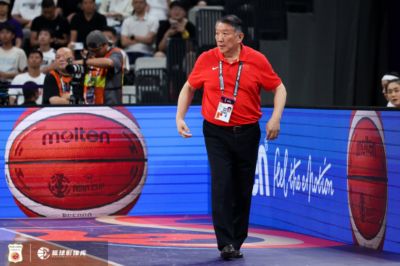 记者：中国女篮套路单一 对方阻碍张子宇接球后就开始失误爆炸