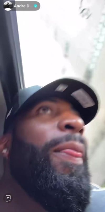 难掩兴奋之情！庄神戴尼克斯帽子在纽约开直播 随机关心一位路人