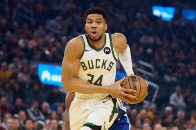 字母哥：NBA没人能一对一防住我 他们通常得用3个人来防