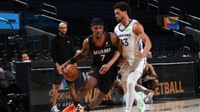 🏀夏联-热火击败勇士金 康韦尔26+5 琼斯9中1 奥尔布里奇21+6