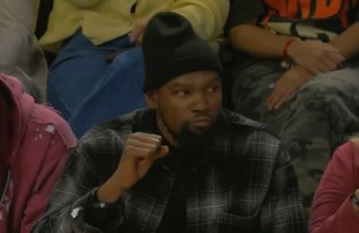 气质拉满！杜兰特场边观战WNBA 头戴小黑帽+薯片蘸酱美滋滋
