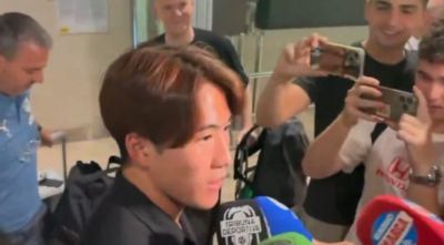 记者：日本19岁中场佐藤龙之介抵达瓦伦西亚，随后体检并签约5年
