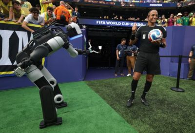 巴西vs挪威FIFA安排人形机器人出场运送足球，引球迷质疑
