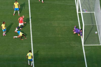 挪威1-0领先巴西！哈兰德力压加布头球破门，谢尔德鲁普助攻