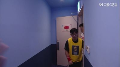 赢下生死战！中国男篮全员更衣室内互相庆祝鼓劲