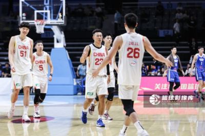 记者:男篮靠挡拆发动创造空间奠定优势 仍存空间闭塞低位强攻问题