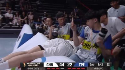 态度积极！杨瀚森飞身救球飞出界外 起身面带微笑