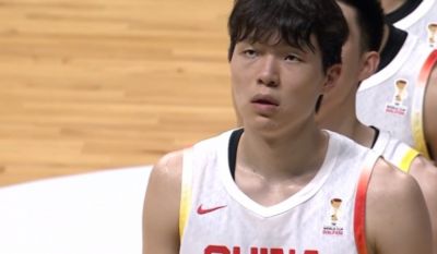改变造型！杨瀚森赛前登场摘掉此前佩戴过的头带