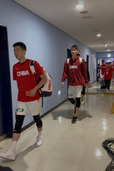 胡金秋、朱俊龙入框！媒体人晒照 中国男篮抵达韩国高阳体育场