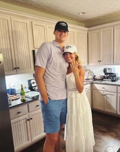 事业爱情双丰收!凯斯勒晒与女友合照庆祝求婚成功:余生与你相伴