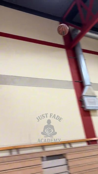 林葳球馆训练专注打磨投篮！沉心蓄力只为配得上每一次赛场机会