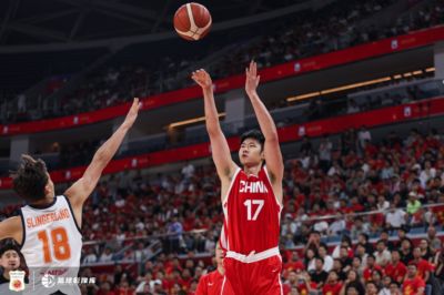 主攻手！赵嘉义半场三分3中3贡献全队最高12分 罚球4中3