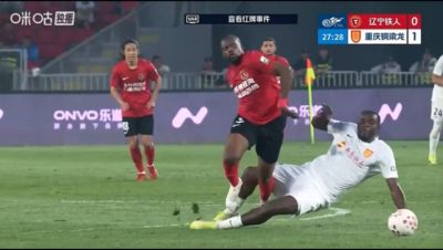 铜梁龙第29分钟少打一人！恩加德乌后场犯规，裁判回看VAR判直红
