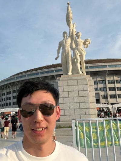 足篮联动！周琦支持同城球队：三里屯国安打卡！