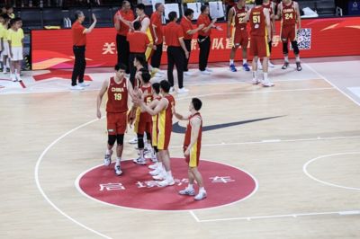 你觉得当下这支中国男篮最缺的是什么？