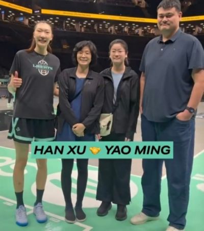 姚明携妻子女儿现身纽约 观战自由人并和韩旭合影