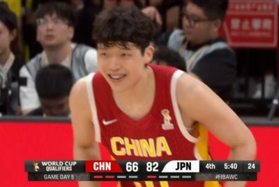 末节5分40秒中国男篮66-82大比分落后 杨瀚森面带微笑表情放松
