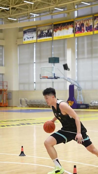 广东男篮晒训练视频：夏训队伍扩容 休赛期沉淀磨炼💪